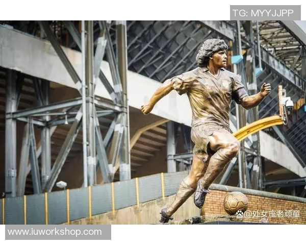 手办足球球星大号收藏展示兼具艺术观赏与球迷热情